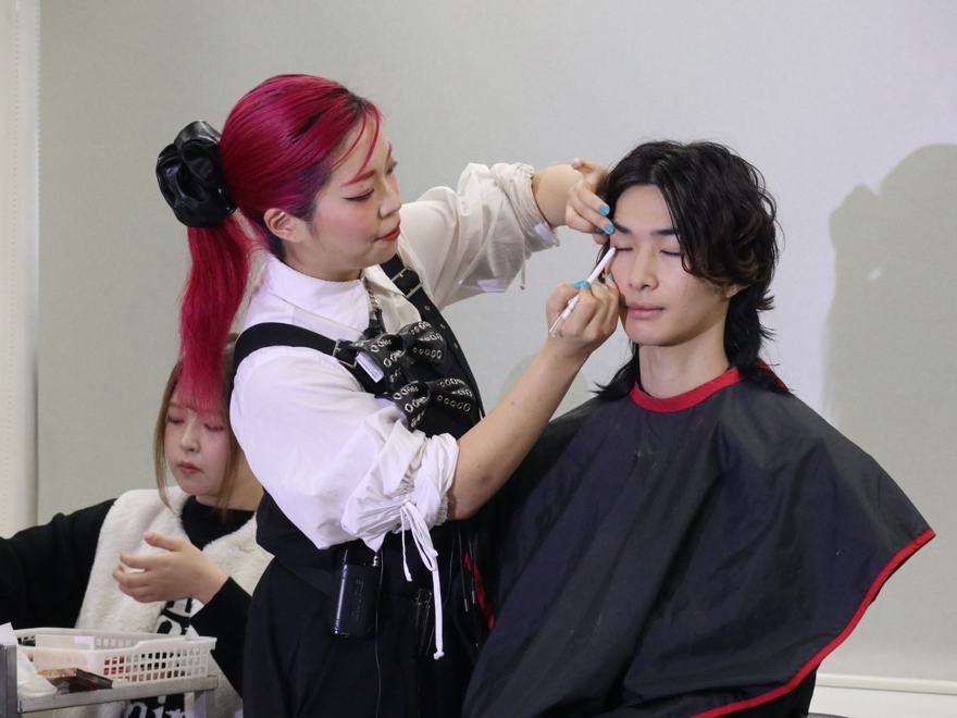 実際の講師によるデモンストレーションで技術を学ぶ