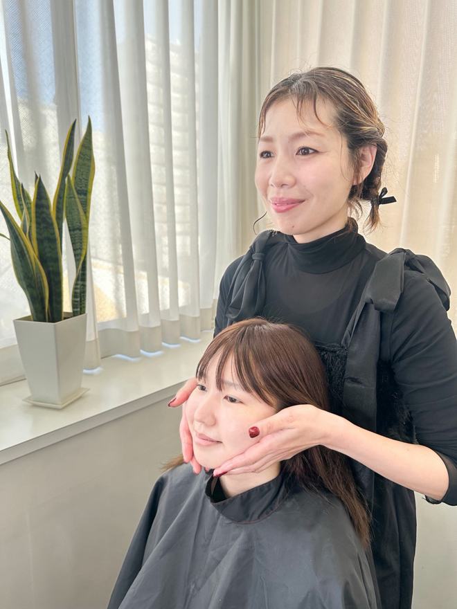 施術の様子。年齢を重ねた経験が、相手への向き合い方に表れます